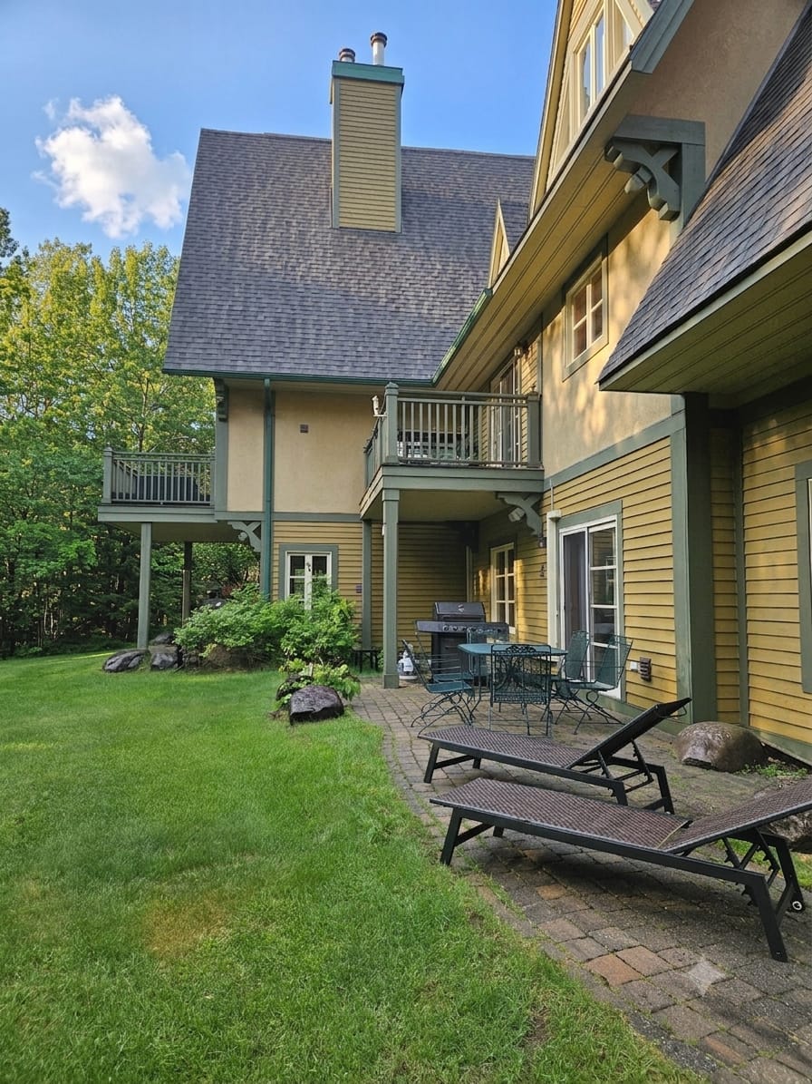 Patio and lawn area - outdoor dining and BBQ